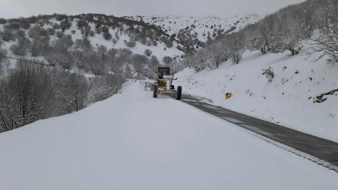 بارش برف راه ارتباطی ۲۵ روستای جوانرود را مسدود کرد