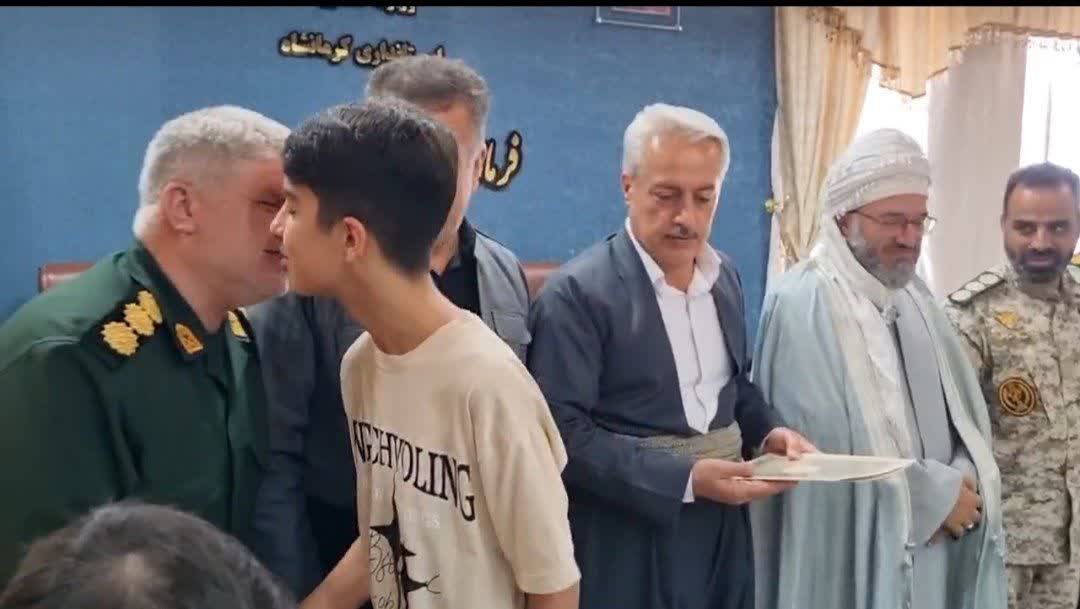 دانش اموزان برگزیده مسابقات قرانی در جوانرود تجلیل شدند دانش اموزان برگزیده مسابقات قرانی در جوانرود تجلیل شدند