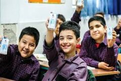 «شیر» تنها در مدارس ۴ استان توزیع شد/ توزیع در سراسر کشور منوط به پای کار آمدن شرکتهای لبنی «شیر» تنها در مدارس ۴ استان توزیع شد/ توزیع در سراسر کشور منوط به پای کار آمدن شرکتهای لبنی