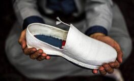 زخمی در دهان فرد وجود داشته باشد و بزاق به خون آلوده شود.