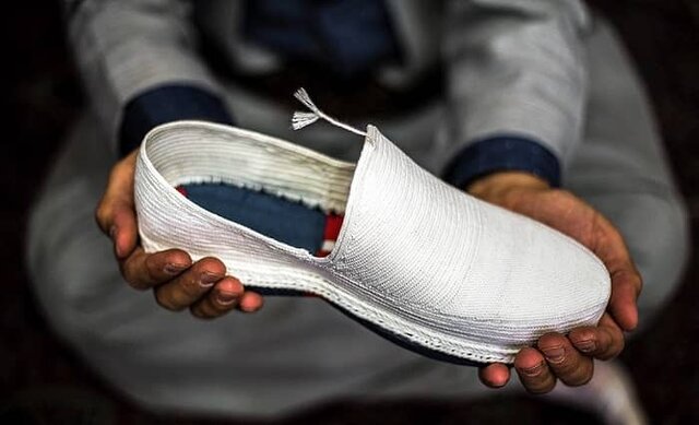 زخمی در دهان فرد وجود داشته باشد و بزاق به خون آلوده شود.